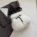Borsa a secchiello in finta pelliccia bianca con coulisse nere per stile invernale - Bianco