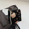 Détail du sac bandoulière noir avec ours en peluche et broderie Good Luck - Noir