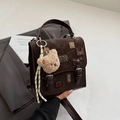 Détail du sac vintage en daim marron avec pendentif ours mignon et broderie de cœur - Marron