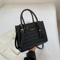 Minimalistische zwarte gewatteerde shopper met gouden hardware en afneembare riem - Zwart