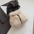 Elegante borsa a secchiello in ecopelliccia beige con coulisse e spalline nere - Albicocca
