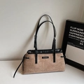Detalle del bolso tote de ante caqui con costuras de cuero negro y logo de marca - Caqui