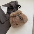 Zaino chic in ecopelliccia marrone con spalline nere per lo stile moda invernale - Marrone