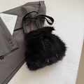 Borsa a secchiello in peluche nero con coulisse morbida e tracolla in tessuto regolabile - Nero