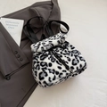 Sac à dos chic en fausse fourrure léopard avec fermeture à cordon pour l'automne - Imprimé Léopard Blanc