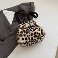 Sac à dos en fausse fourrure léopard avec fermeture à cordon et bretelles en nylon - Léopard Beige