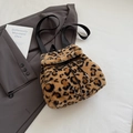 Sac à dos en peluche à motif léopard avec cordons de serrage noirs et fausse fourrure - Léopard Marron