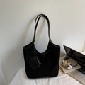 Borsa tote hobo minimalista in pelle scamosciata nera con ciondolo in pelle rotondo - Nero