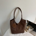 Grande borsa tote minimalista in pelle scamosciata color caffè con manici in pelle liscia - caffè