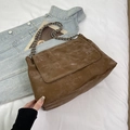 Braune Shopper-Tasche aus Wildlederimitat mit großer Steppung und silberner Kette - Braun