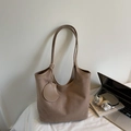Borsa tote minimalista in pelle scamosciata marrone con doppi manici e ciondolo - Cachi