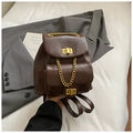 Detail eines braunen PU-Leder-Minirucksacks mit goldenen Drehverschlüssen und Kette - Braun
