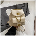 Detail eines cremeweißen Lederrucksacks mit goldenen Kettenakzenten und Drehverschlüssen - Weiß