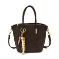 Dunkelbraune matte Leder-Handtasche mit goldenem Ringgriff und böhmischem Perlenanhänger - Braun mit Anhänger