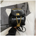 Details des schwarzen Lederrucksacks mit goldenen Drehverschlüssen und Metallkette - Schwarz