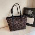 Modische Leopard-Print-Einkaufstasche mit schwarzen Lederriemen und Markenlogo-Detail - Schwarz