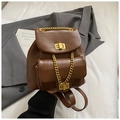 Detailansicht eines braunen Lederrucksacks mit Goldketten und doppelten Metalldrehverschlüssen - Braun
