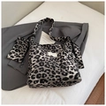 Ensemble sac cabas en toile léopard rétro avec large bandoulière et pochette assortie - Imprimé Léopard Gris