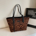 Große Shopper-Tasche mit Leopardenmuster und schwarzen Ledergriffen für den Alltag - Braun