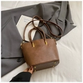 Detailansicht der braunen Vintage-Leder-Eimertasche mit matten Goldbeschlägen - Braun Ohne Anhänger