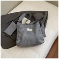 Sac fourre-tout à motif vichy avec pochette assortie et étiquette tissée blanche - Grille Noire