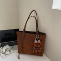 Dunkelbraune Wildleder-Tragetasche mit Bärenanhänger, ideal für Pendeln und Büroalltag - Braun mit Anhänger