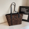 Schicke Tasche mit großem Fassungsvermögen, auffälligem Leopardenmuster und schwarzen Riemen - Kaffeebraun