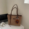 Braune Vintage Tote Bag mit großer Kapazität, mattem Finish und süßem Bärenanhänger für Alltag - Khaki mit Anhänger