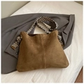 Minimalistische tiefbraune Wildleder-Einkaufstasche mit schwarz-weiß gewebtem Gurt - Khaki