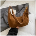 Retro braune Hobo-Tasche aus Wildleder mit Goldnieten und minimalistischem Lederdekor - Karamellbraun