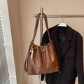 Borsa a secchiello vintage marrone con perline di legno e chiusura a coulisse - Marrone con Ciondolo