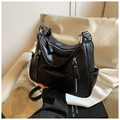 Dettaglio della borsa a spalla in pelle PU nera con cerniere verticali decorative argento - Taglia unica / Nero