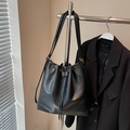 Secchiello classico in pelle opaca nera con coulisse e dettagli in oro lucido - Nero senza Ciondolo