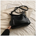 Schicke schwarze Kunstleder-Achseltasche mit Reißverschlüssen und Schultergurt - Schwarz