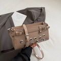 Schicke beige Lackleder Schultertasche mit silbernen Metallösen und modischer Schnalle - Khaki