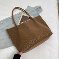 Braune Tragetasche mit Leopardenmuster-Prägung und minimalistischen Retro-Schultergurten - Braun Ohne Anhänger