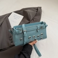 Hellblaue Lackleder Y2K Schultertasche mit silbernen Metallösen und Schnallenriemen-Details - Blau