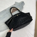 Schicker Shopper mit schwarzem Leopardenmuster aus Wildlederimitat mit Lederriemen und Schnalle - Schwarz