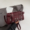 Burgunderrote Lackleder-Schultertasche mit silbernen Ösen und Gürtelschnallen-Detail - Rot