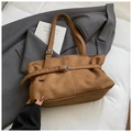 Dettaglio della borsa tote vintage in pelle scamosciata marrone con occhielli e fibbia - Marrone