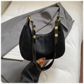 Borsa hobo in pelle scamosciata nera con finiture in vernice e anelli dorati - Nero