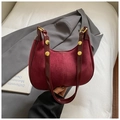 Borsa a mezzaluna rosso scuro in pelle scamosciata opaca con finiture lucide e borchie - Rosso