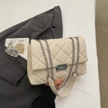 Chique beige gewatteerde vierkante schoudertas met zilveren ketting en draaisluiting - Broken Wit