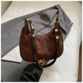 Borsa a mezzaluna retrò in pelle scamosciata marrone con tracolla a borchie oro - Marrone