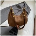 Dettaglio della borsa hobo in pelle scamosciata marrone con cuciture vintage e borchie - Marrone