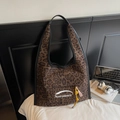 Schicke Tragetasche mit Leopardenmuster, braunem Finish und praktischer Vordertasche - Einheitsgröße / Grün