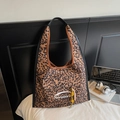 Grande borsa tote leopardata con tasca frontale e ciondolo con nappa rosa decorativa - Marrone Giallastro