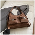Détails du sac cabas en daim marron avec imprimé léopard, boucles et coutures contrastées - Marron