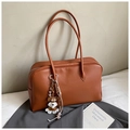 Borsa a spalla in finta pelle marrone con ciondolo schnauzer e design minimalista - Marrone con ciondolo