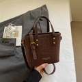 Schicke Beuteltasche mit Leopardenmuster, Goldnieten und verstellbarem Lederriemen - Kaffeebraun